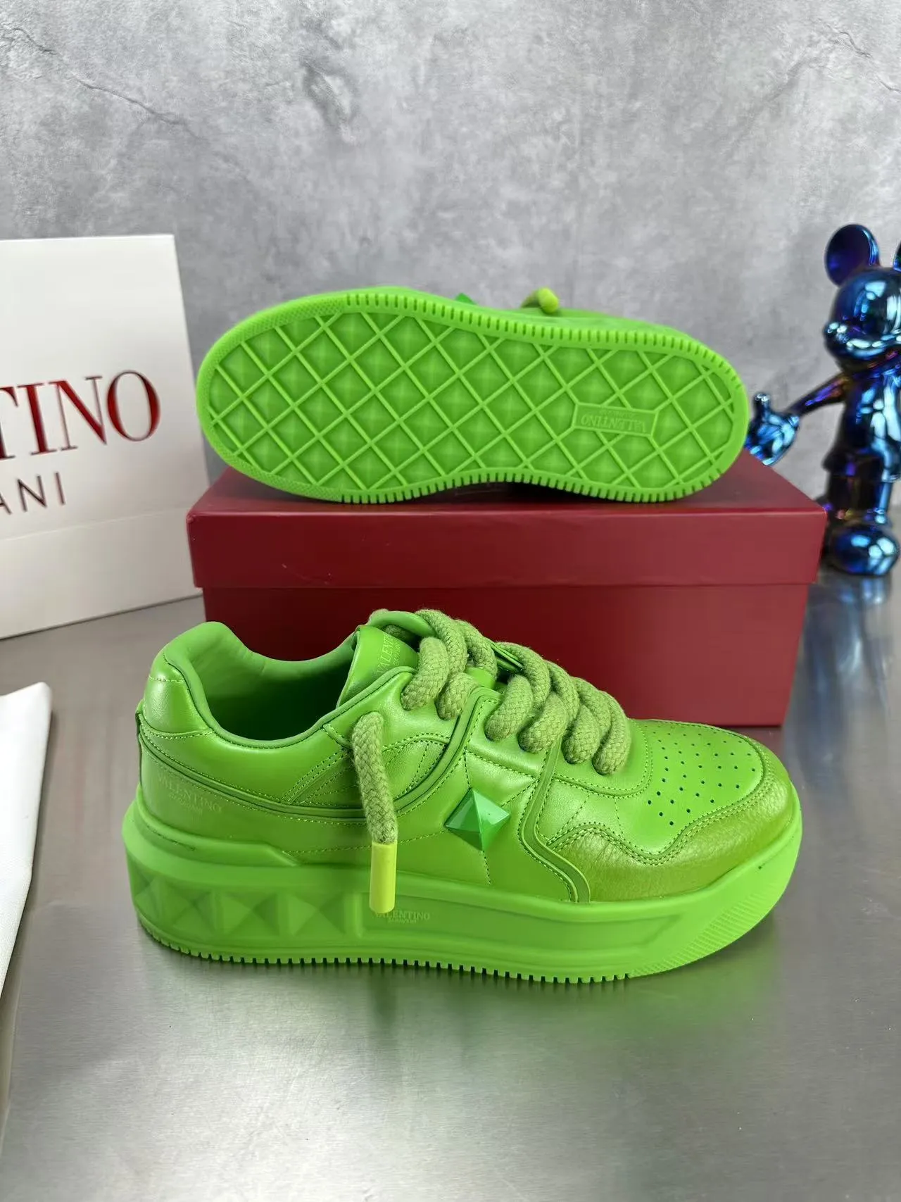 👟👟Ex-factory price 640👟👟 🔺Valentino🔺Valentino new casual shoes 2023 latest model hot style for catwalk couples, thick shoelaces, the same style as Elsa Hosk, Zhang Yixing, Guan Xiaotong and many other stars 🔥 Top version + lasting process, full oil edge on the upper. Fabric: Customized cowhide + cowhide lining with breathable mesh. Outsole: original molded TPU thickened outsole. Size for women is 35-40. Men’s size is 39-45.